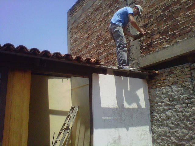 Quitando teja