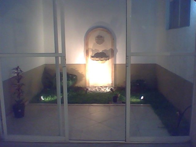 Fuente iluminada, residencial.